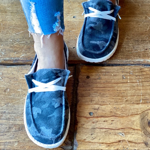 🚨RESTOCKED🚨Gray Camo Slipons - Picture 9 of 10